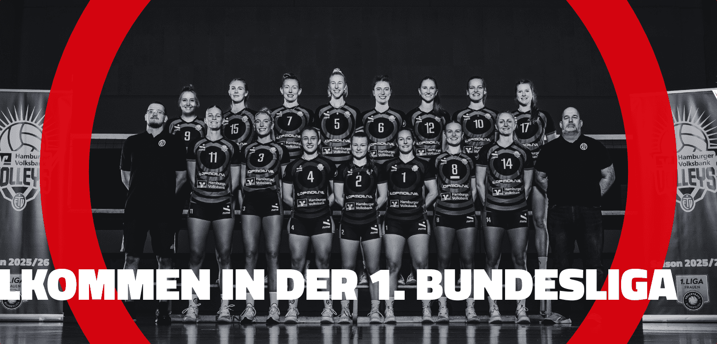 Mannschaftsaufstellung in Schwarz-Wei&szlig; mit rot-wei&szlig;en Akzenten, der Slogan &bdquo;Willkommen in der 1. Bundesliga&ldquo; darunter.