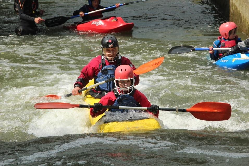 Zweierkajak an einer Wildwasser-Walze